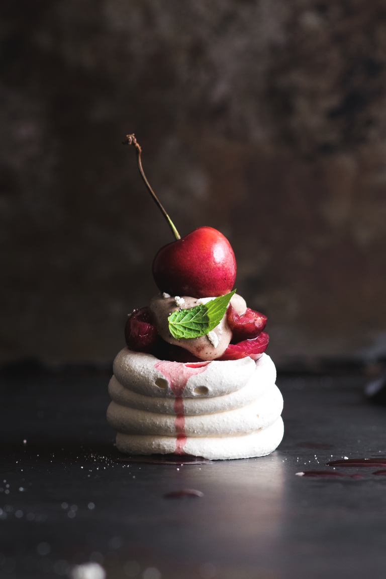 Mini pavlovas con cremoso de chocolate y compota de cereza